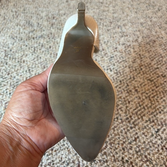 Juicy Couture White Stiletto Heel (SINGLE SHOE) with Ornate Pattern. Size 8 - Picture 8 of 10